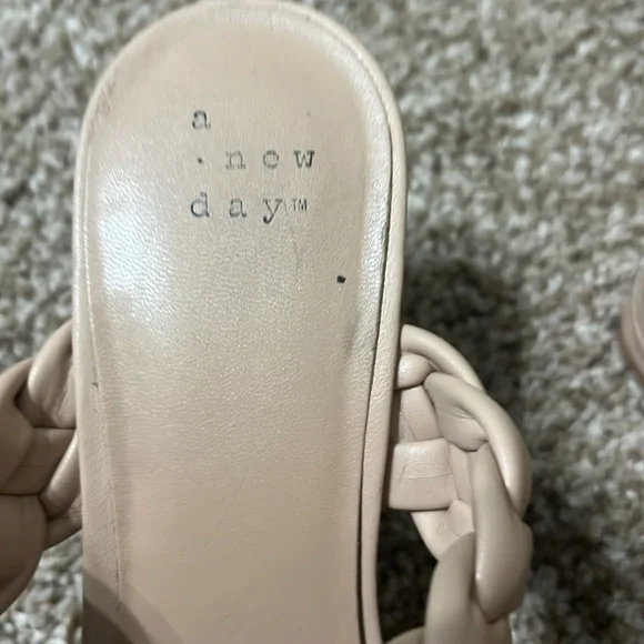 Pretty open back sandals - Picture 2 of 5